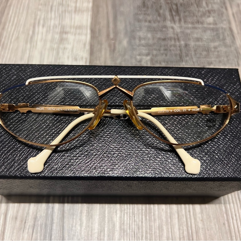 Vintage Mcm München Glasses 3 Col.21
Crazy Eye Frame Elegant Design